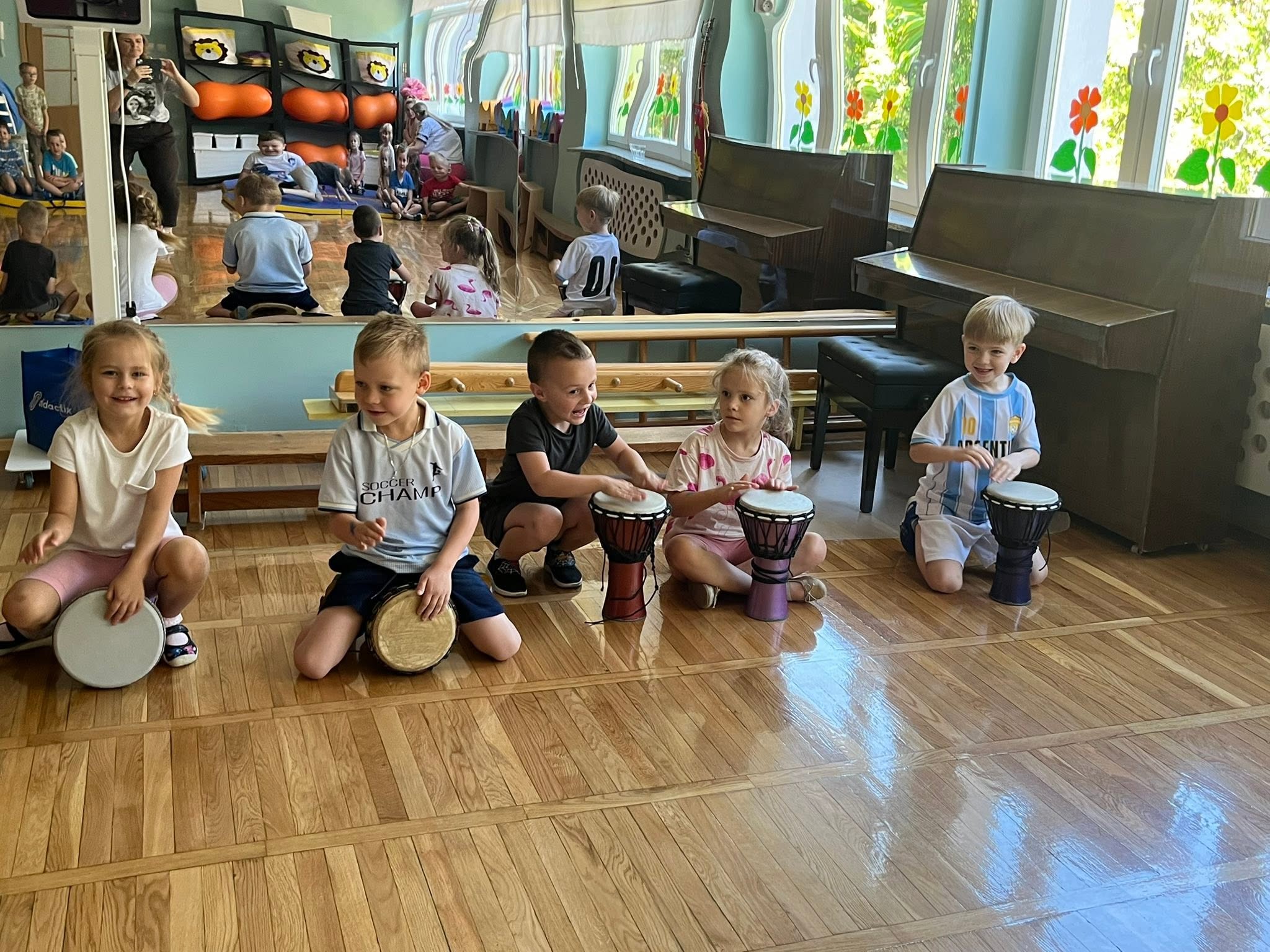 Dzieci grają na bębnach