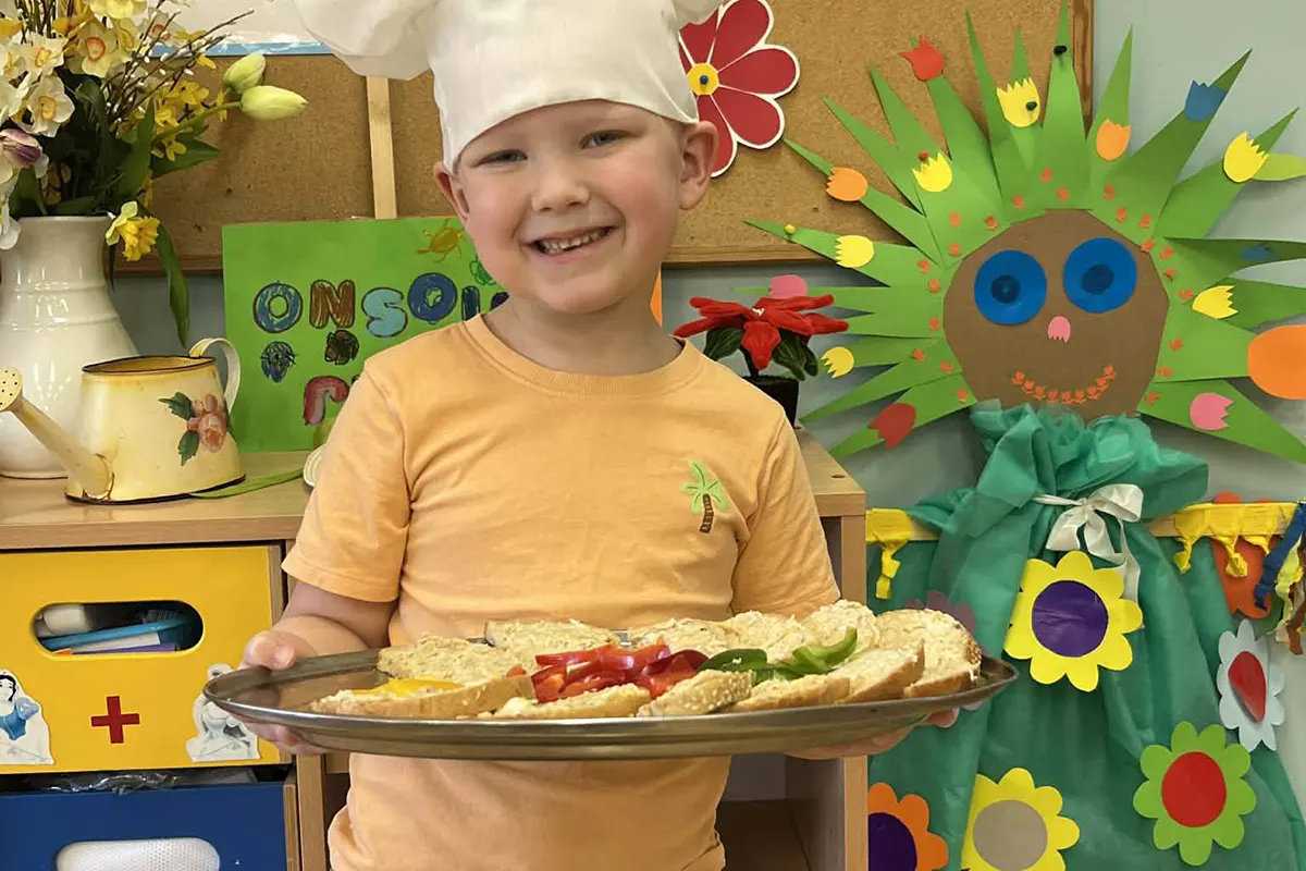  Dziecko z czapką i tacą