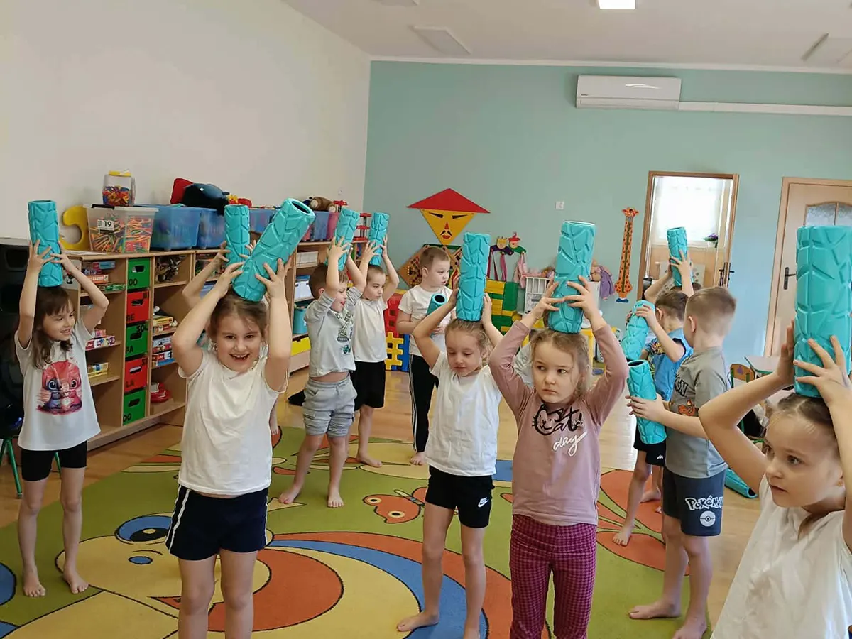  Dzieci w strojach sportow...