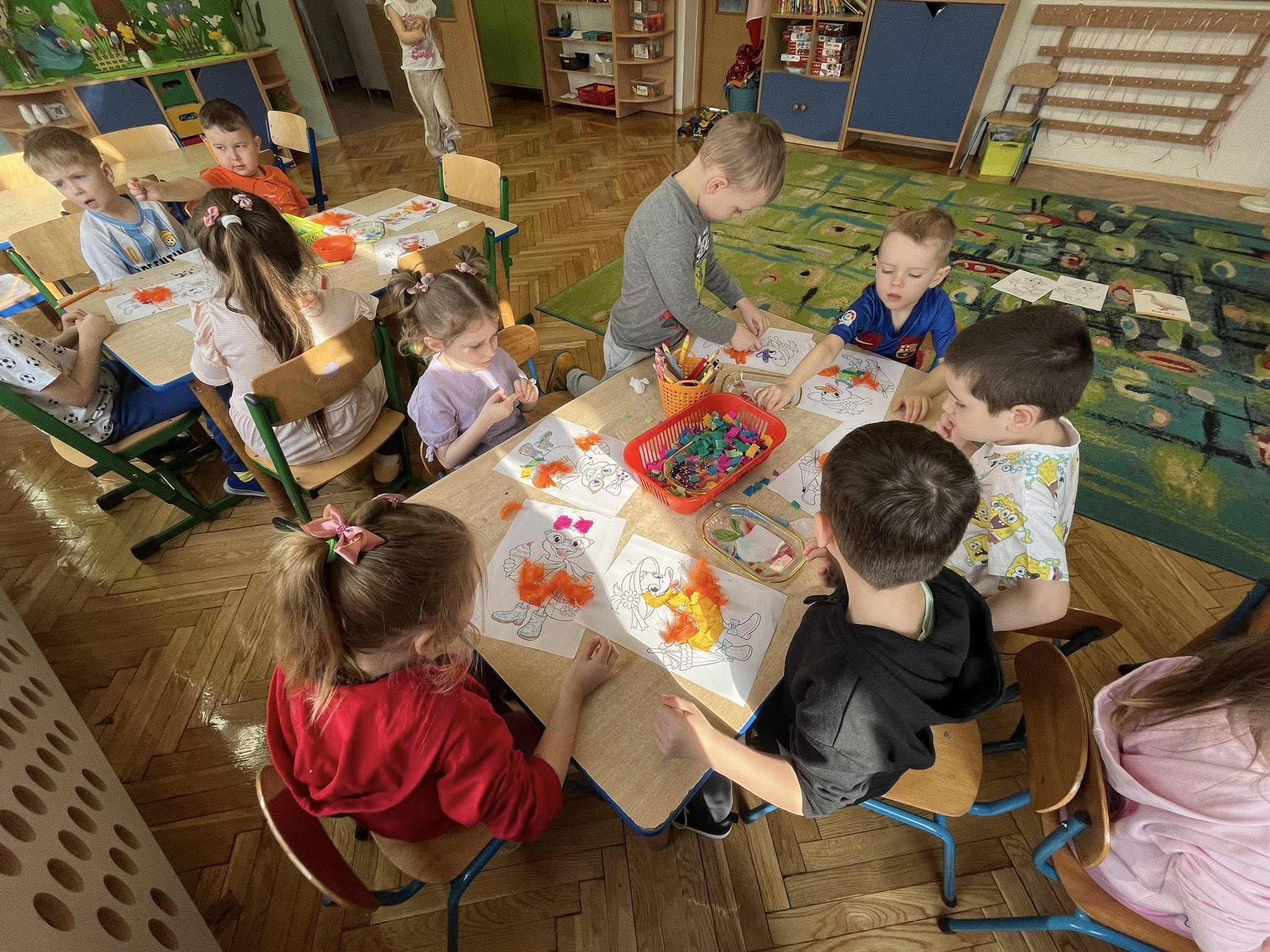  Dzieci przy stołach, rysu...