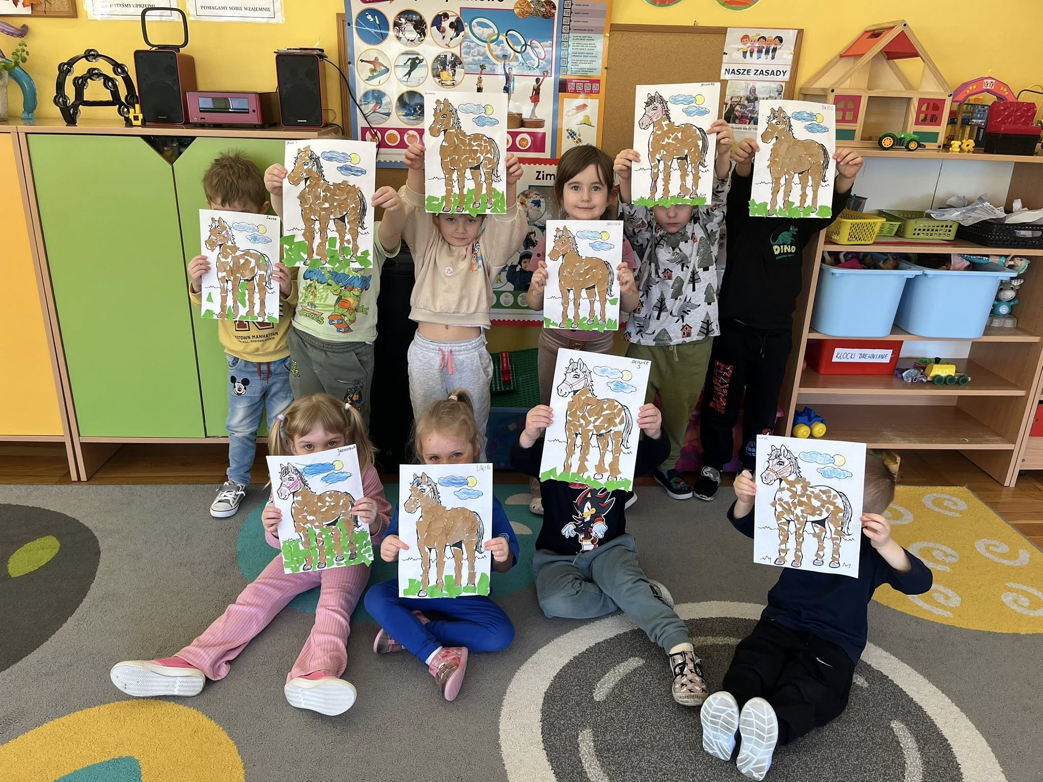  Dzieci z rysunkami