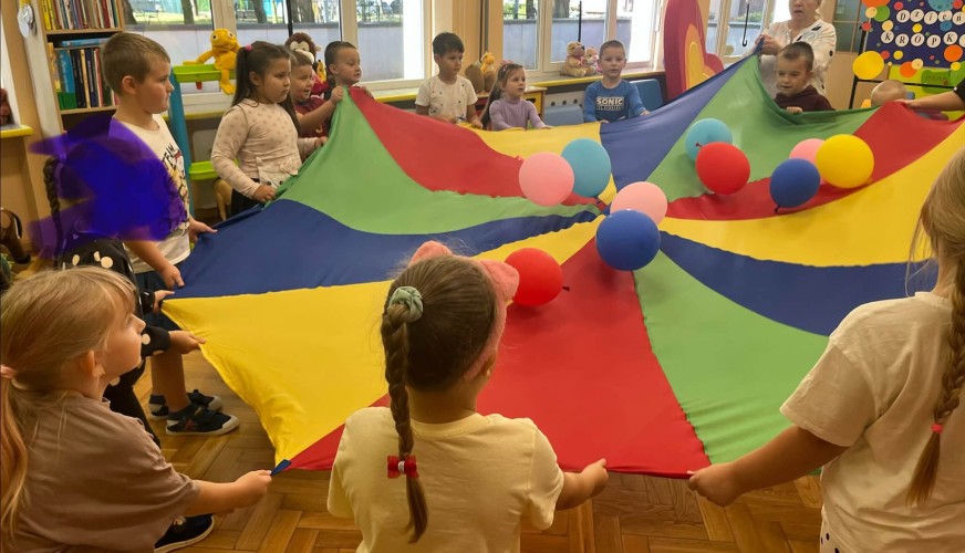 Dzieci i kolorowa mata