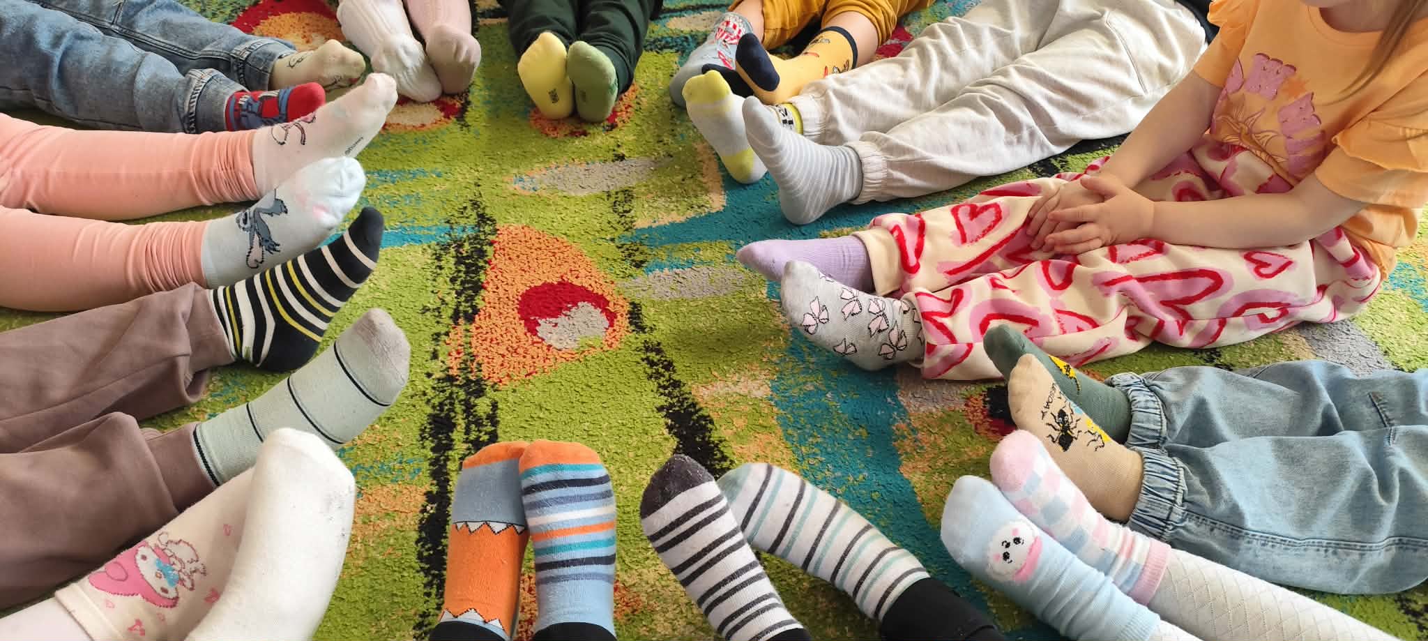  Stopy i kolorowe skarpetk...