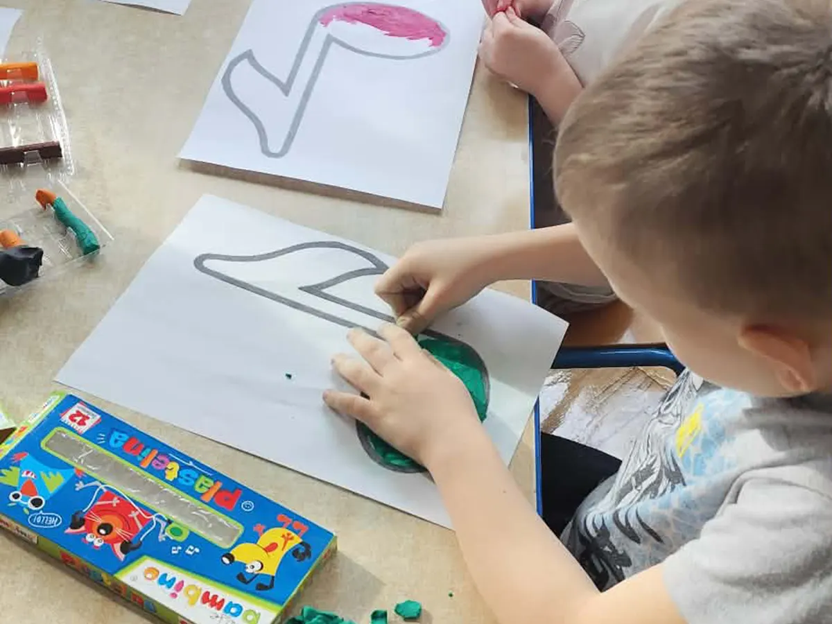  Dziecko przy stole. papie...