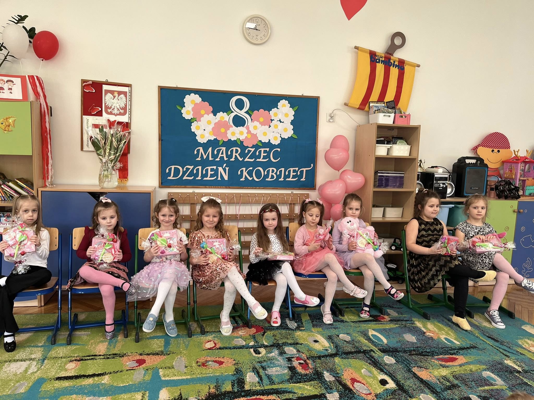  Dzieci siedzą w szeregu